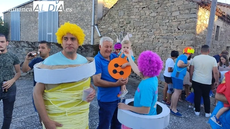 La carrera de cochos locos fue todo un espectáculo para niños y mayores / CORRAL