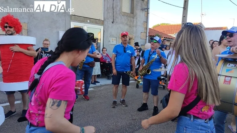 La carrera de cochos locos fue todo un espectáculo para niños y mayores / CORRAL