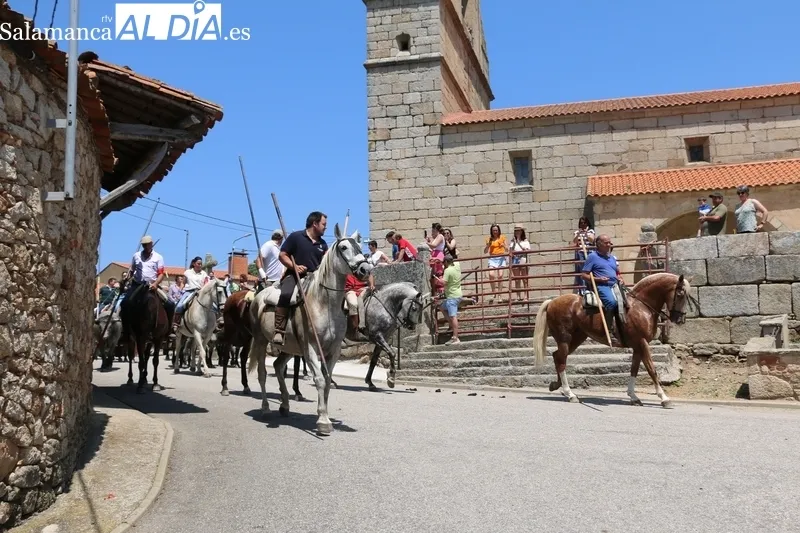 Rápido encierro a caballo en Bogajo / CORRAL