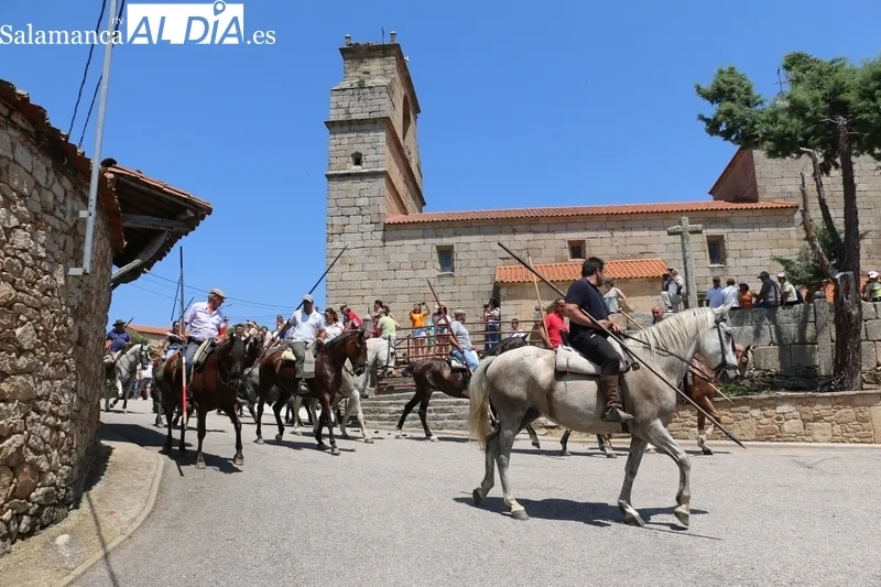 Rápido encierro a caballo en Bogajo / CORRAL