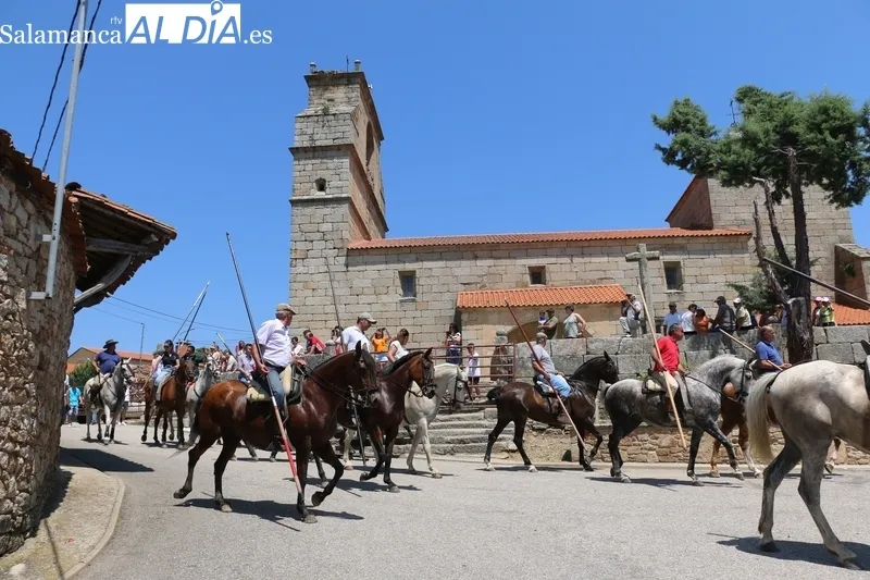 Rápido encierro a caballo en Bogajo / CORRAL