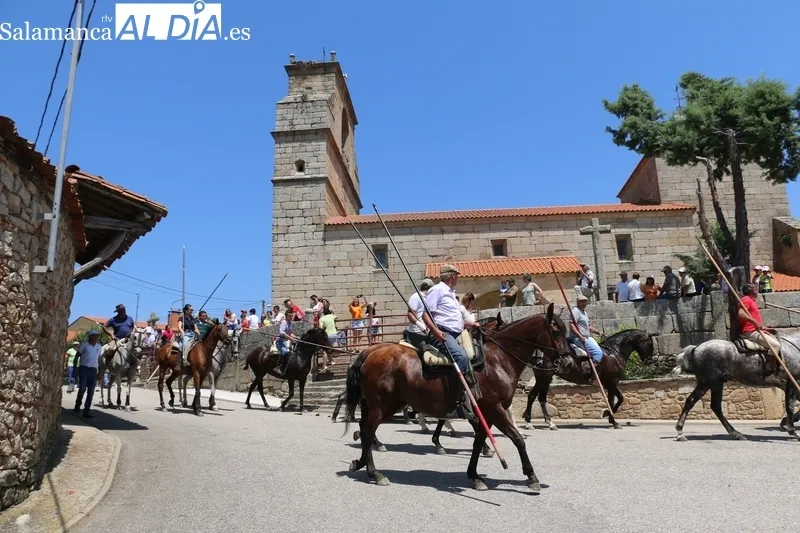 Rápido encierro a caballo en Bogajo / CORRAL