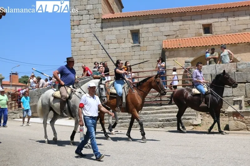 Rápido encierro a caballo en Bogajo / CORRAL