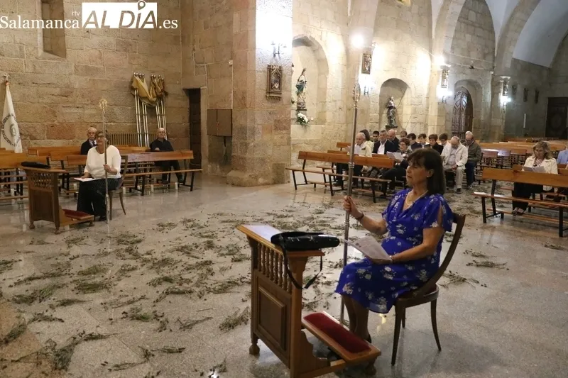 La Cofradía Sacramental Villa de Vitigudino celebraba las Vísperas con las hermanas Ascensión y Marí Carmen Sevillano Sánchez como mayordomas / CORRAL 