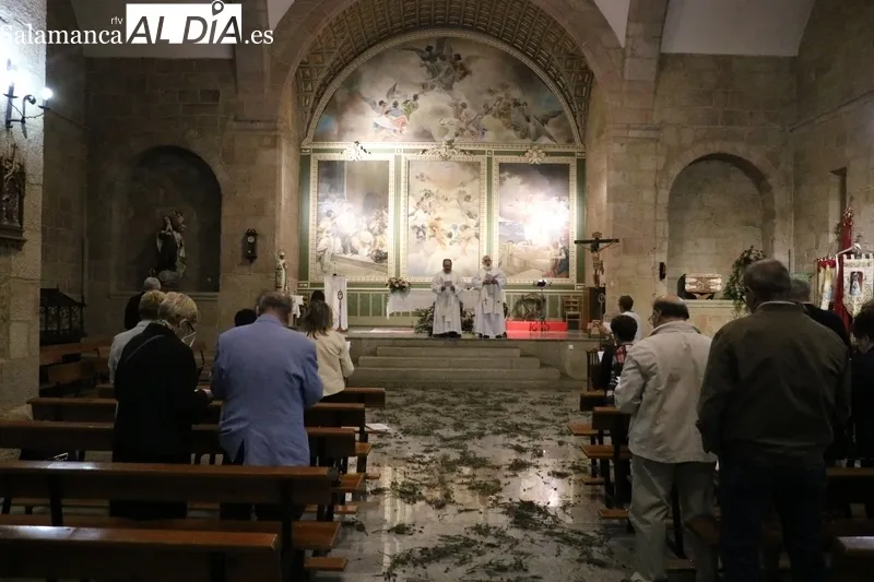 La Cofradía Sacramental Villa de Vitigudino celebraba las Vísperas con las hermanas Ascensión y Marí Carmen Sevillano Sánchez como mayordomas / CORRAL 