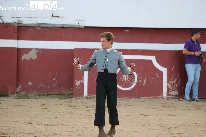 Clase práctica de los alumnos de la Escuela de Tauromaquia en El Cubo de Don Sancho / CORRAL