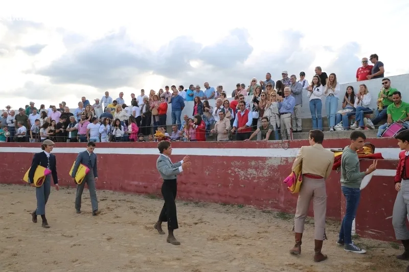 Clase práctica de los alumnos de la Escuela de Tauromaquia en El Cubo de Don Sancho / CORRAL
