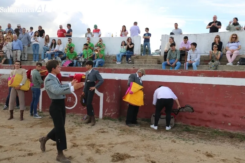 Clase práctica de los alumnos de la Escuela de Tauromaquia en El Cubo de Don Sancho / CORRAL