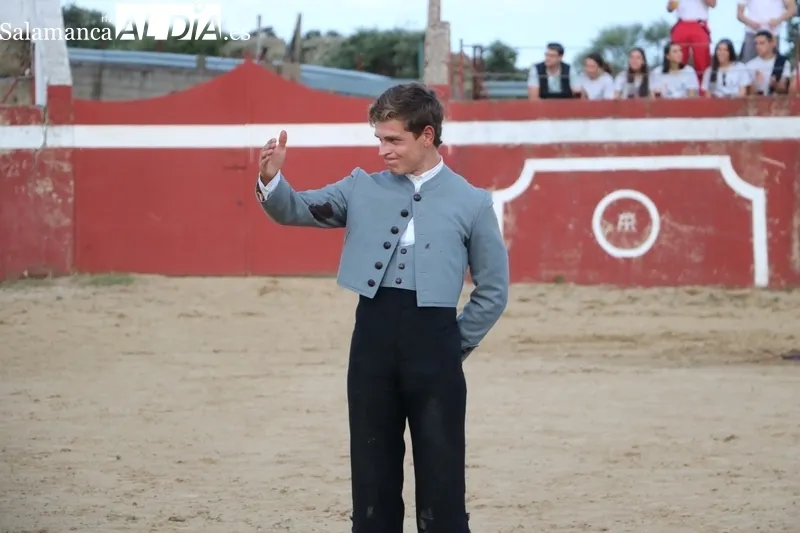 Clase práctica de los alumnos de la Escuela de Tauromaquia en El Cubo de Don Sancho / CORRAL