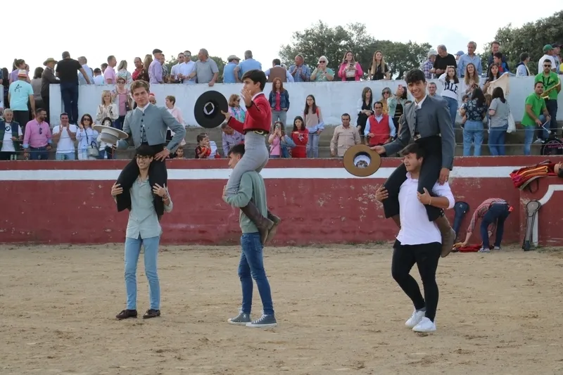 Clase práctica de los alumnos de la Escuela de Tauromaquia en El Cubo de Don Sancho / CORRAL