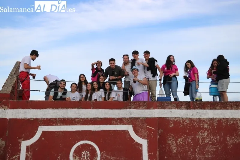 Clase práctica de los alumnos de la Escuela de Tauromaquia en El Cubo de Don Sancho / CORRAL