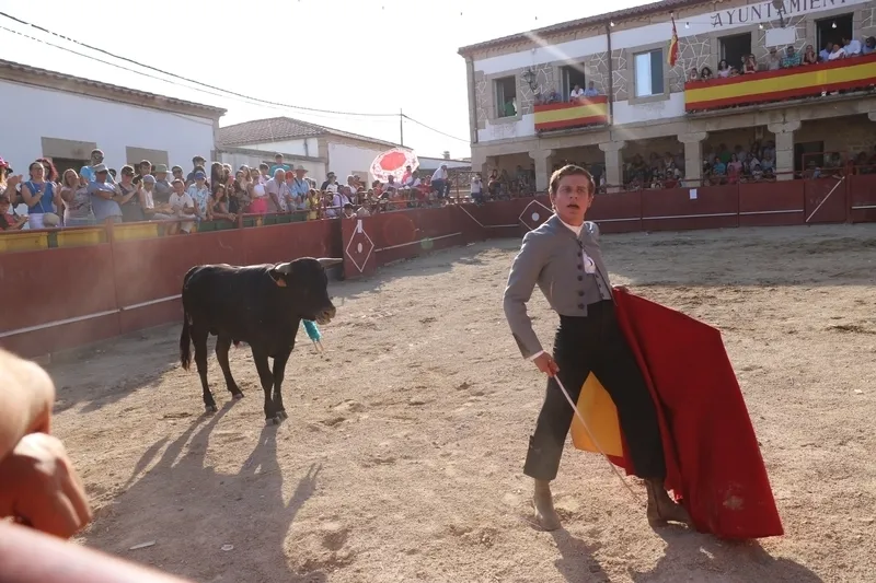 Buena tarde de toros en Bogajo para despedir las fiestas de San Juan  / CORRAL