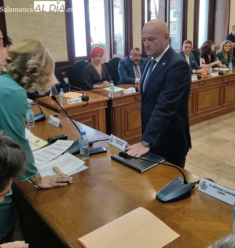 Foto 6 - Luis Francisco Mart&iacute;n toma posesi&oacute;n como nuevo alcalde de B&eacute;jar