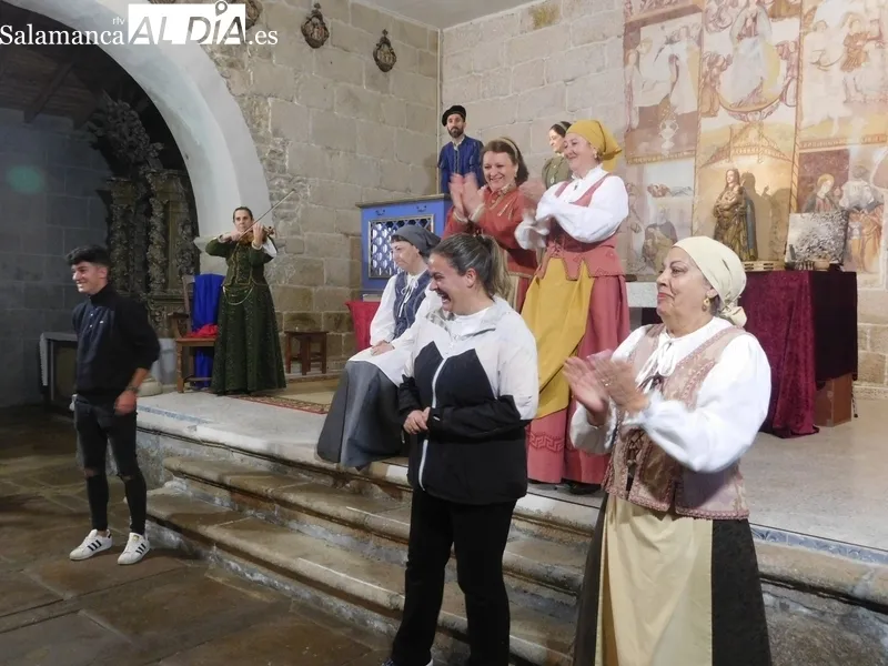 Representación en Iruelos de la obra 'Buscando a Nebrija', por el grupo de teatro Lazarillo de Tormes  