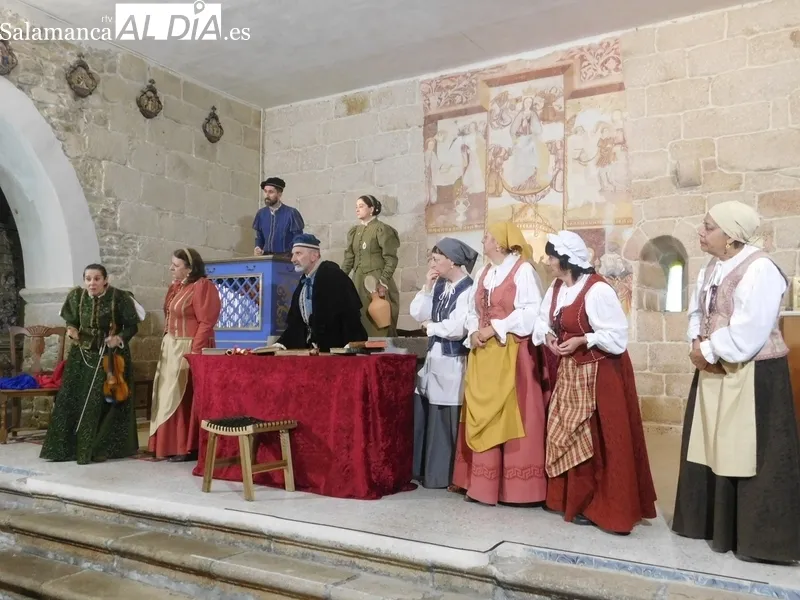 Representación en Iruelos de la obra 'Buscando a Nebrija', por el grupo de teatro Lazarillo de Tormes  