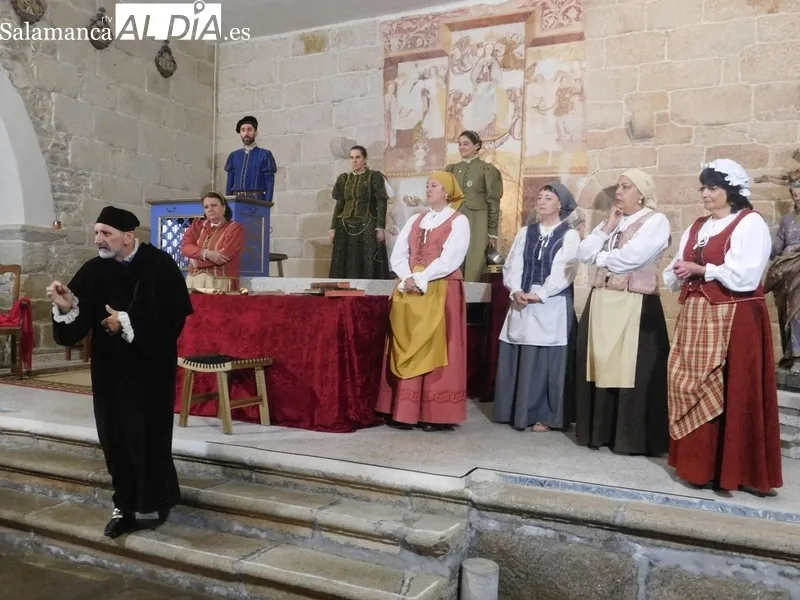Representación en Iruelos de la obra 'Buscando a Nebrija', por el grupo de teatro Lazarillo de Tormes  