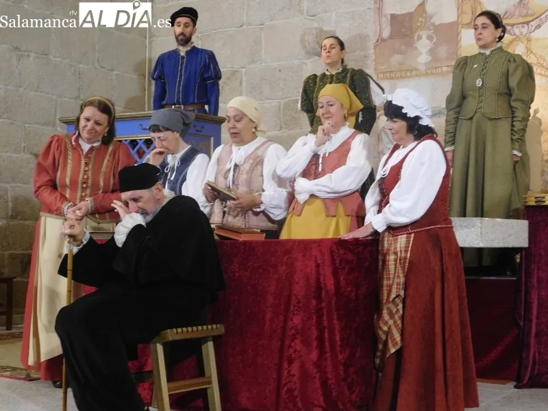 Representación en Iruelos de la obra 'Buscando a Nebrija', por el grupo de teatro Lazarillo de Tormes  