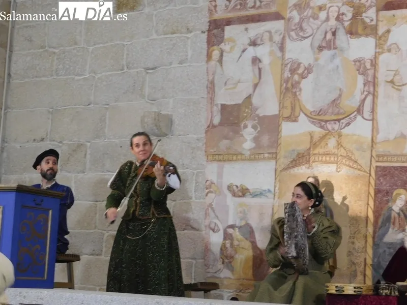 Representación en Iruelos de la obra 'Buscando a Nebrija', por el grupo de teatro Lazarillo de Tormes  