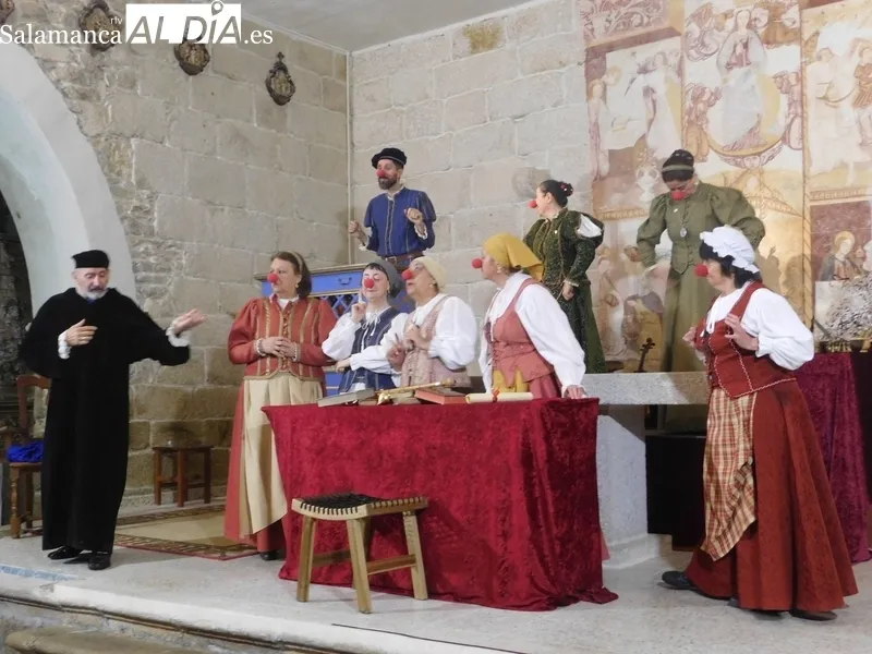 Representación en Iruelos de la obra 'Buscando a Nebrija', por el grupo de teatro Lazarillo de Tormes  