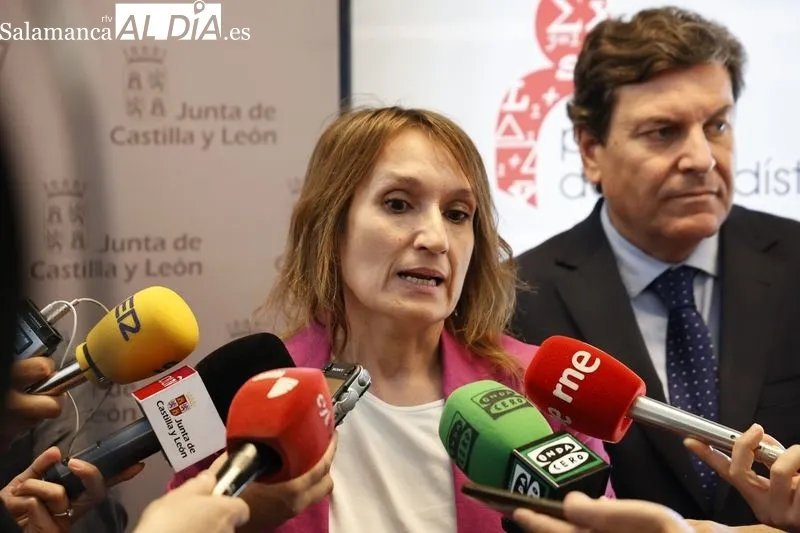 El consejero de Economía y Hacienda y portavoz, Carlos Fernández Carriedo, y la consejera de Educación, Rocío Lucas Navas, en Salamanca, en la entrega de los XXII Premios de Estadística de Castilla y León. Foto de David Sañudo