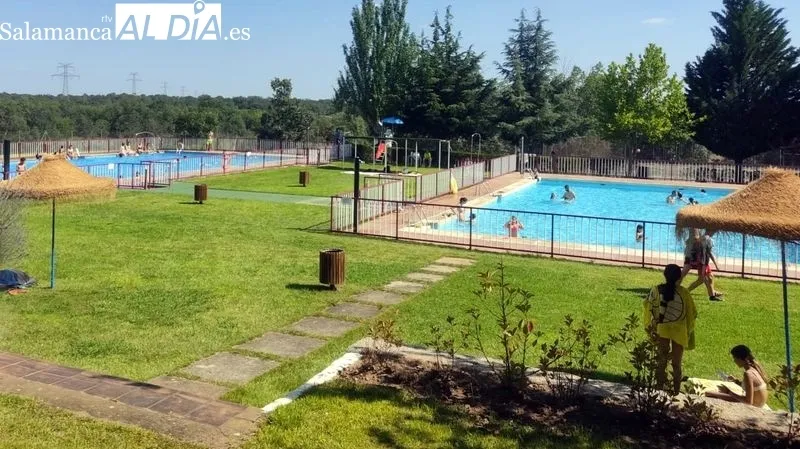Niños, jóvenes y adultos han disfrutado de los primeros baños de la temporada