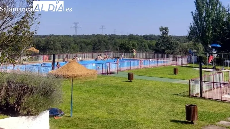 Niños, jóvenes y adultos han disfrutado de los primeros baños de la temporada