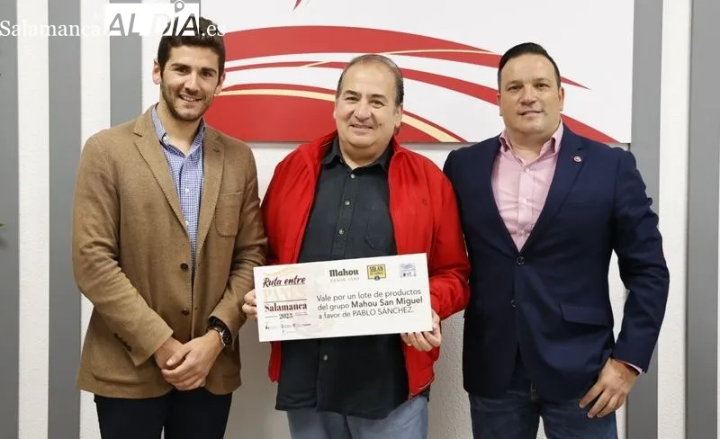 Entrega de un lote de productos del grupo Mahou San Miguel al ganador del sorteo realizado entre los consumidores que votaron.. Foto de David Sañudo