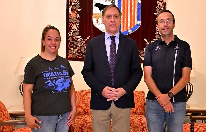 El alcalde de Salamanca. Carlos García Carbayo, en el centro, junto al diretor de competiciones de la Federación Española de Triatlón, Jorge García, y a la representante de la delegación salmantina Blanca Francisco