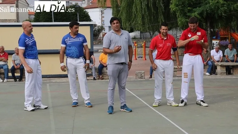 Partidos de pelota a mano en El Milano por las fiestas de San Antonio / CORRAL 