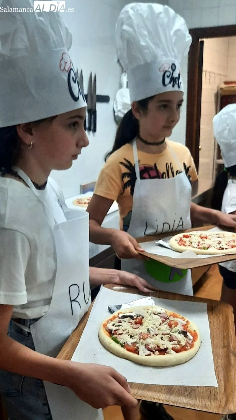 Los pequeños cocineros participaron con entusiasmo en la elaboración de pizzas