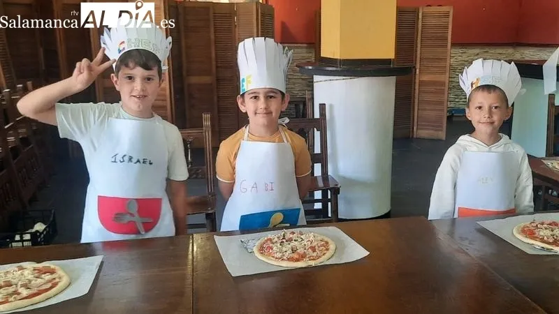Los pequeños cocineros participaron con entusiasmo en la elaboración de pizzas