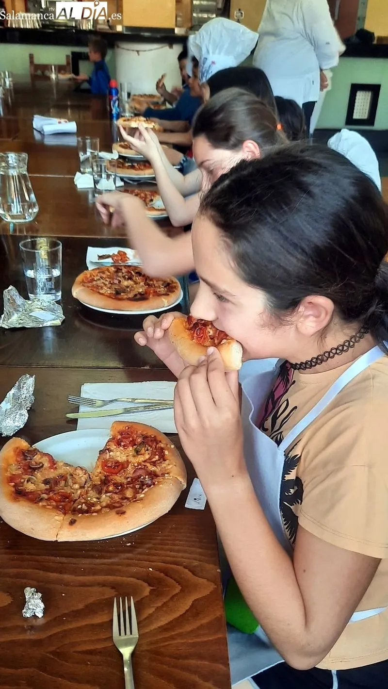 Los pequeños cocineros participaron con entusiasmo en la elaboración de pizzas
