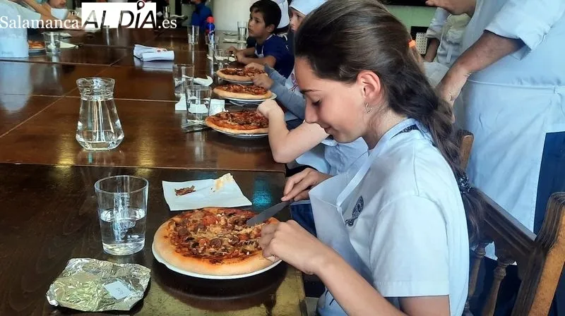 Los pequeños cocineros participaron con entusiasmo en la elaboración de pizzas