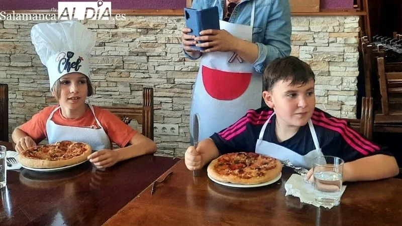 Los pequeños cocineros participaron con entusiasmo en la elaboración de pizzas