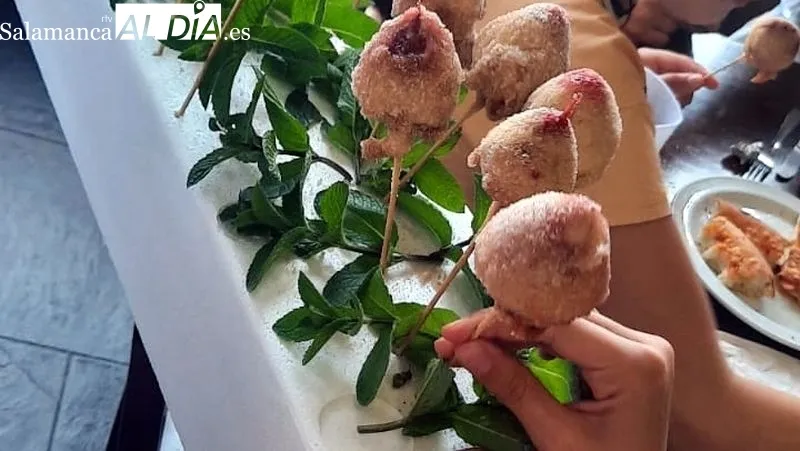 Los pequeños cocineros participaron con entusiasmo en la elaboración de pizzas