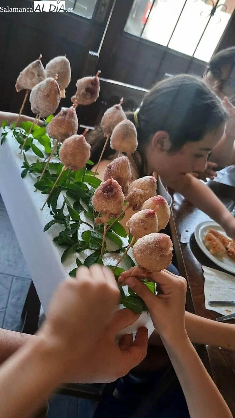 Los pequeños cocineros participaron con entusiasmo en la elaboración de pizzas