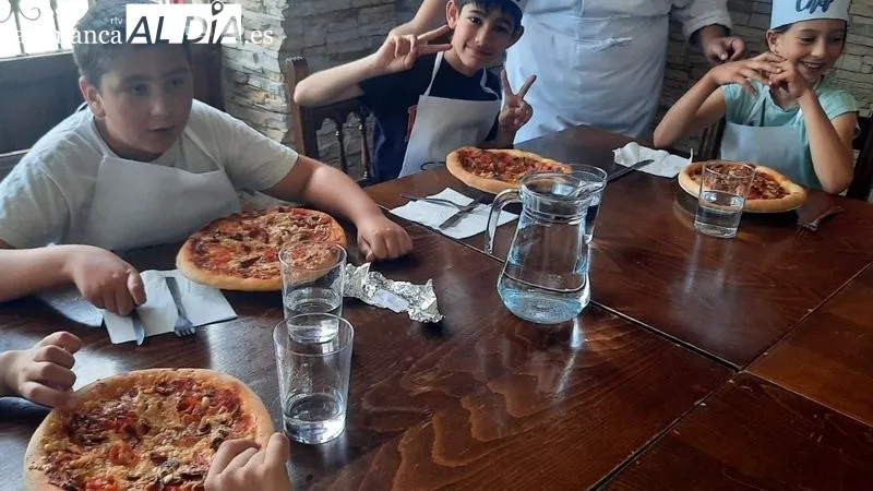 Los pequeños cocineros participaron con entusiasmo en la elaboración de pizzas