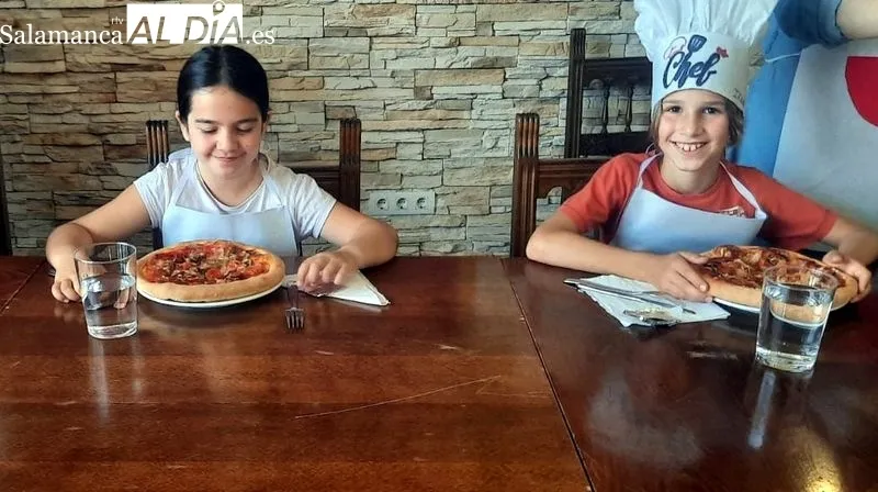 Los pequeños cocineros participaron con entusiasmo en la elaboración de pizzas