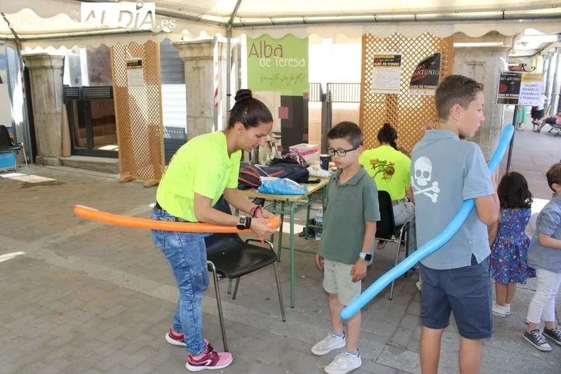 Foto 8 - Pintacaras, globoflexia y cetrer&iacute;a para culminar la Feria de San Antonio&nbsp;