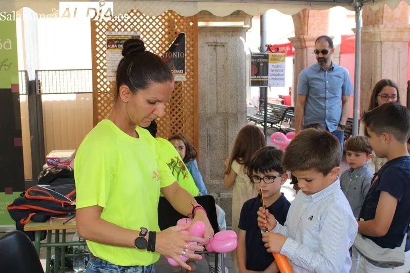 Foto 11 - Pintacaras, globoflexia y cetrer&iacute;a para culminar la Feria de San Antonio&nbsp;