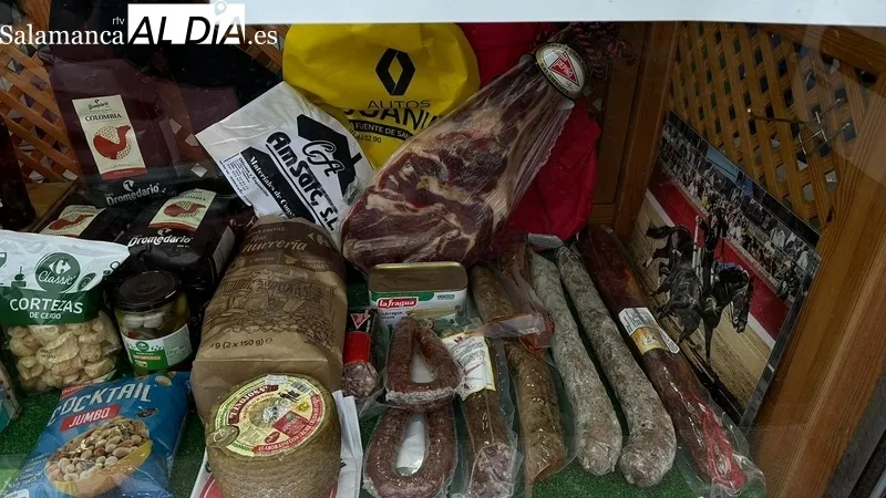 Productos de la cesta donados por empresas colaboradoras en el VII Toro de Cajón