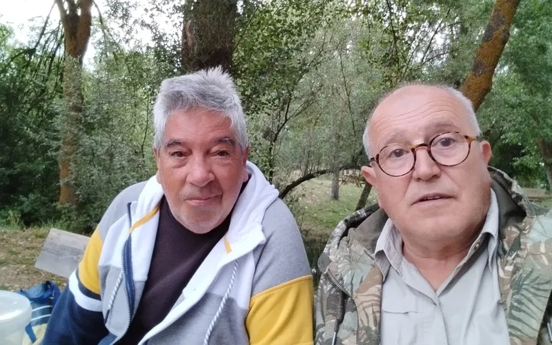 Socios de la Asociación de Pescadores San Isidro tras los cangrejos del Tormes