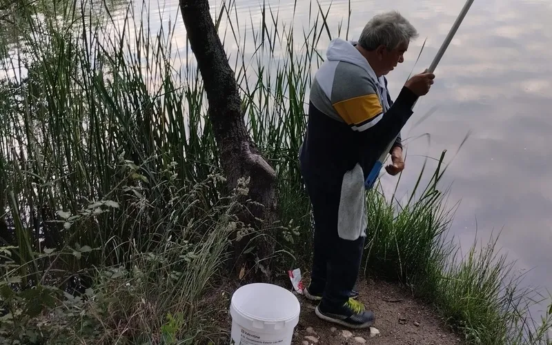 Socios de la Asociación de Pescadores San Isidro tras los cangrejos del Tormes