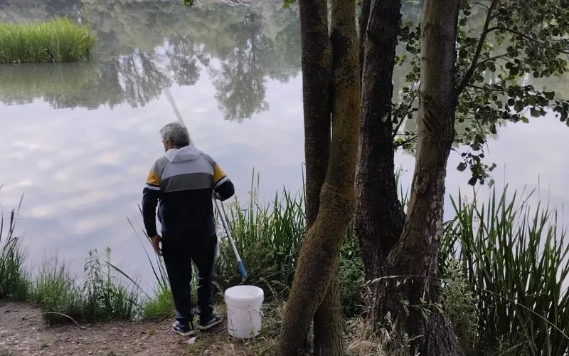Socios de la Asociación de Pescadores San Isidro tras los cangrejos del Tormes