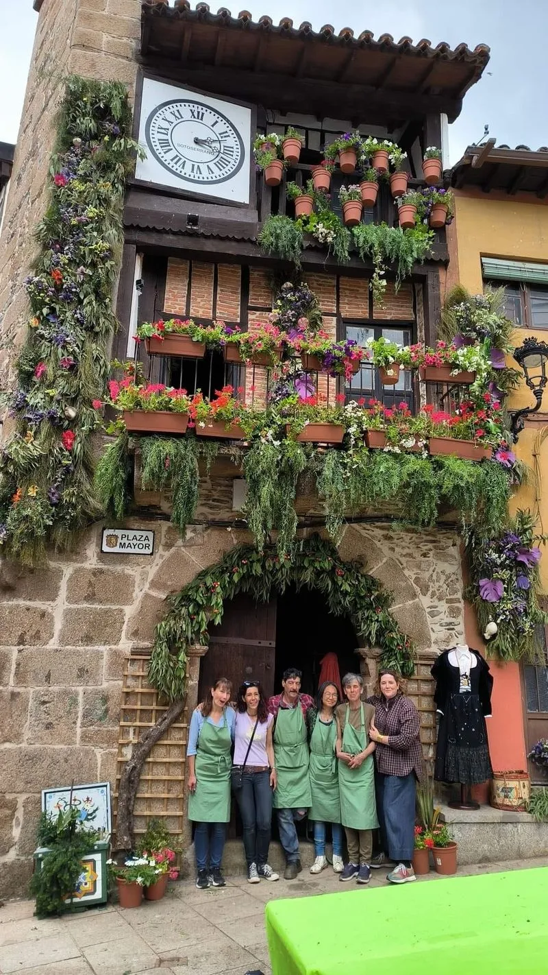 Foto 6 - Jes&uacute;s Calleja 'vuela' sobre Sotoserrano, "el pueblo de las flores"