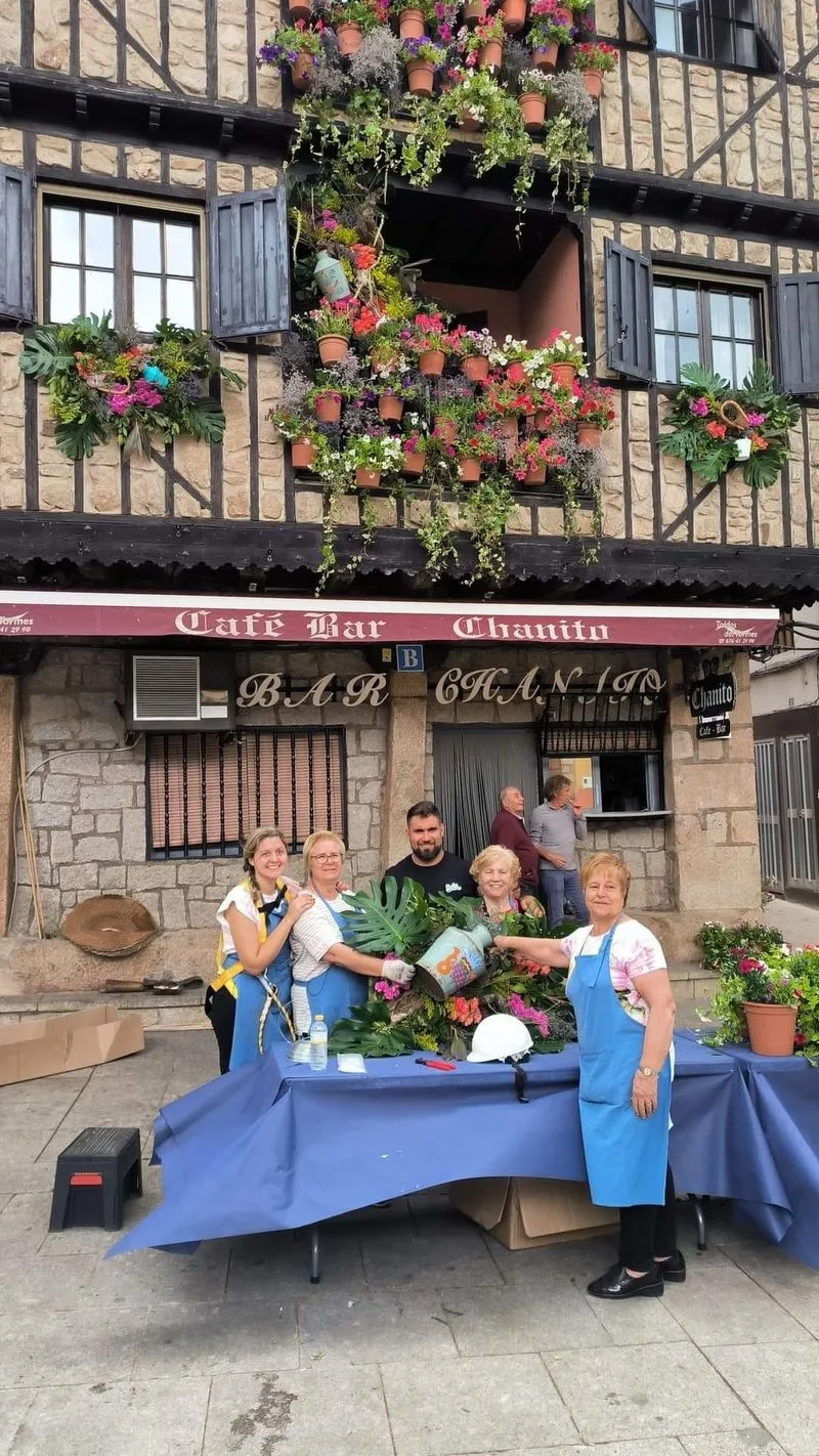 Foto 4 - Jes&uacute;s Calleja 'vuela' sobre Sotoserrano, "el pueblo de las flores"