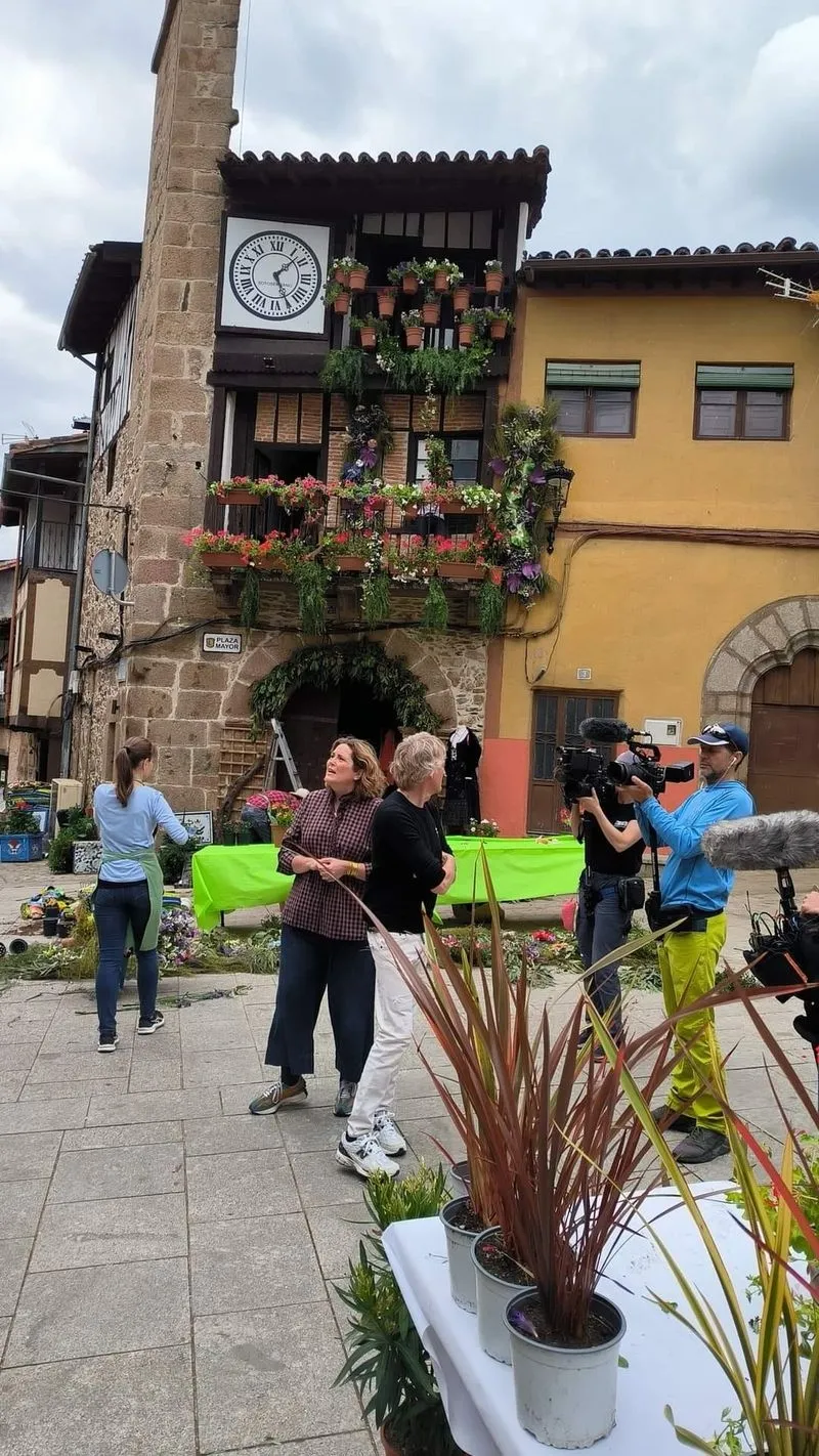 Foto 3 - Jes&uacute;s Calleja 'vuela' sobre Sotoserrano, "el pueblo de las flores"