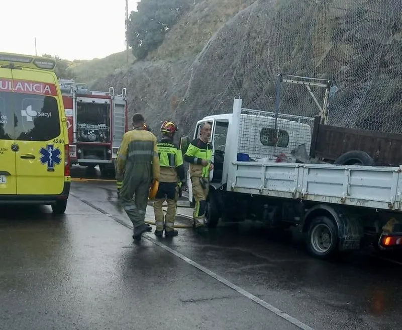 Foto 4 - Heridos tras salirse de la v&iacute;a con un cami&oacute;n: los bomberos tuvieron que intervenir para sacar al copiloto