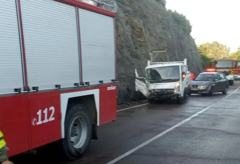 Foto 3 - Heridos tras salirse de la v&iacute;a con un cami&oacute;n: los bomberos tuvieron que intervenir para sacar al copiloto