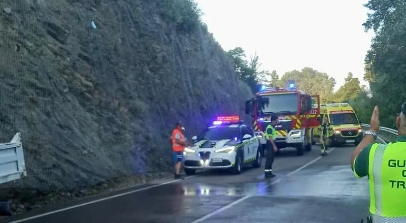 Foto 2 - Heridos tras salirse de la v&iacute;a con un cami&oacute;n: los bomberos tuvieron que intervenir para sacar al copiloto